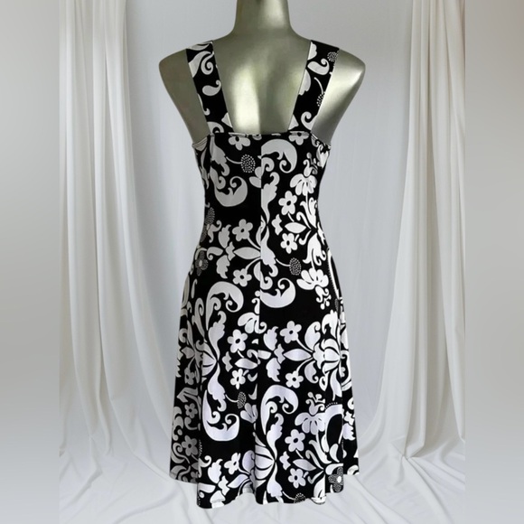 ✅Black &  White Floral Dress - Picture 4 of 15